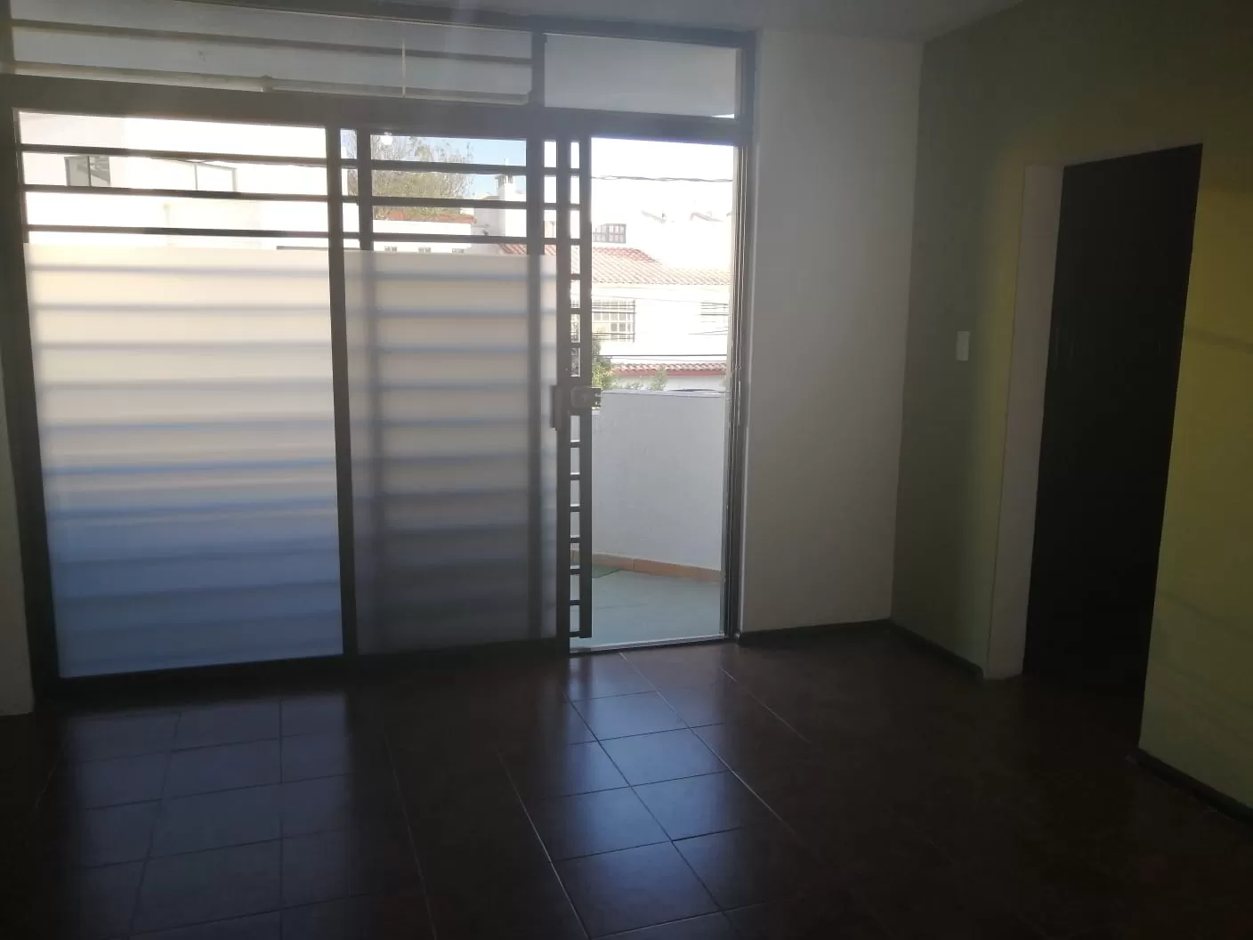 Oficina cómoda y bien ubi